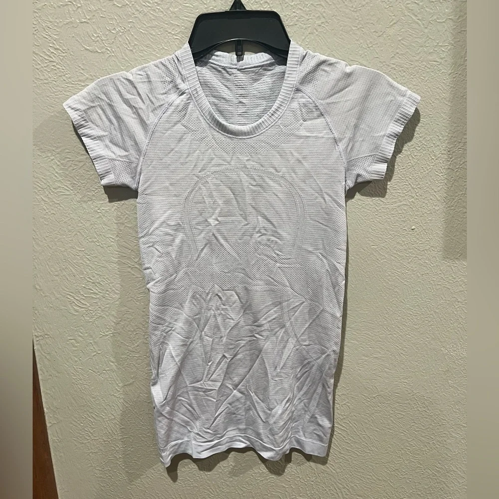 lululemon athletica light blue Short Sleeve Crewneck Tee swiftly size 4